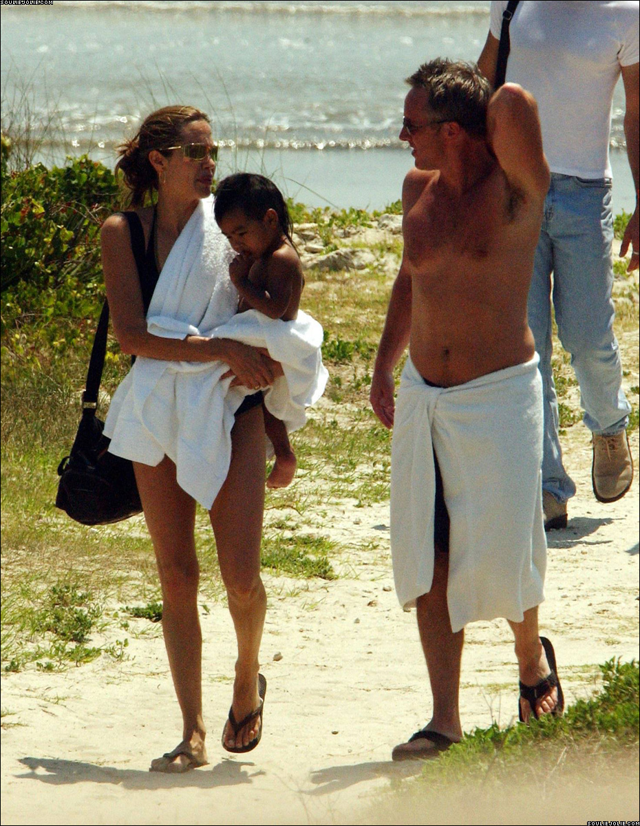 Брэд Питт и Анджелина Джоли на пляже 2005