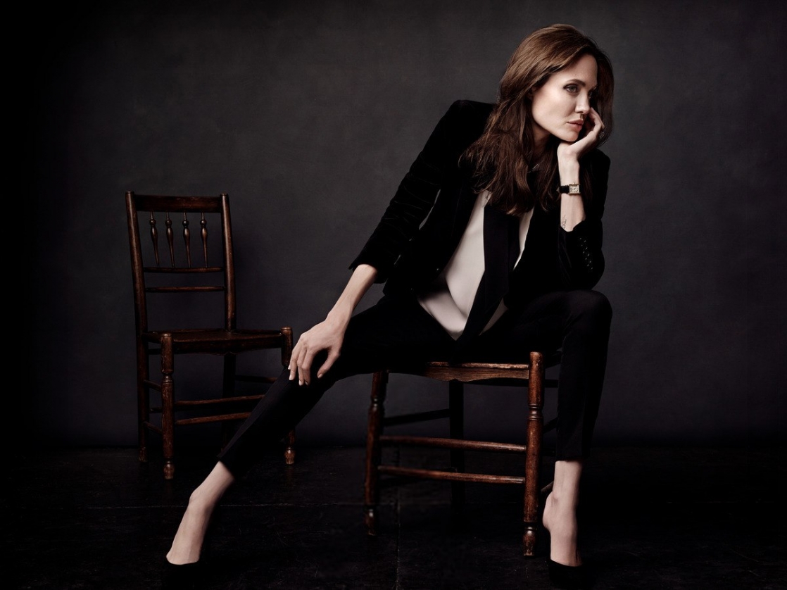 Фотосессия Анджелины Джоли на стуле