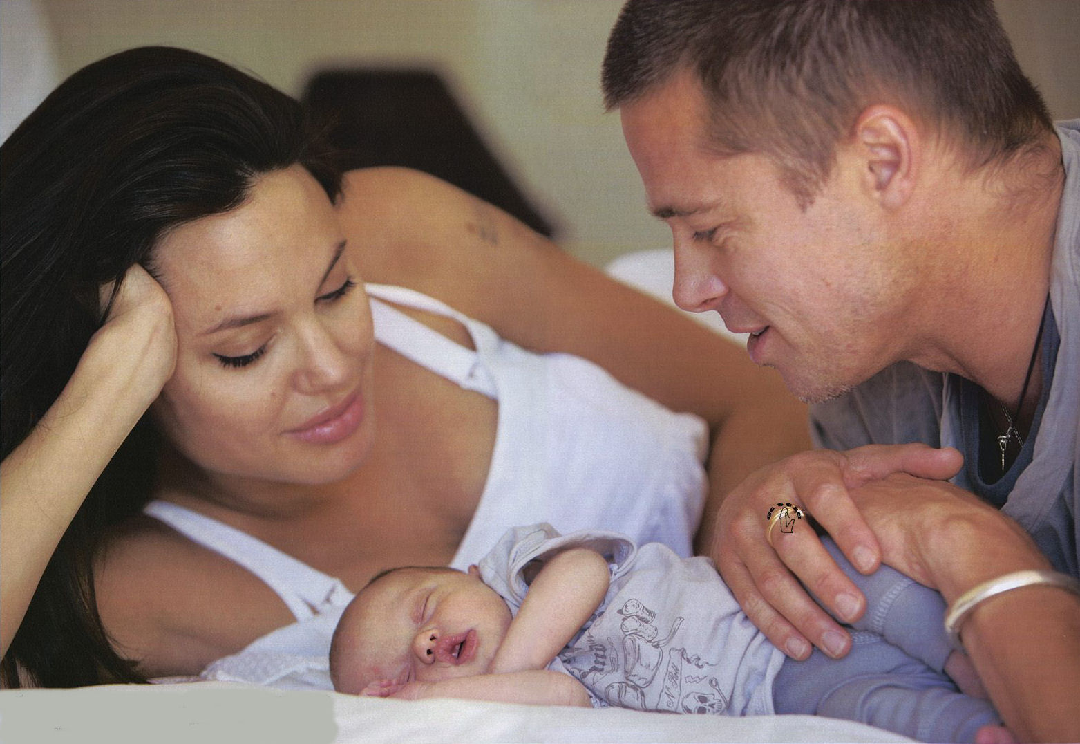 Мужчина родил дочь. Анджелина Джоли бред Питт Шайло. Анджелина Джоли и Шайло. Анджелина Джоли с новорожденной дочкой. Семья Анджелины Джоли.