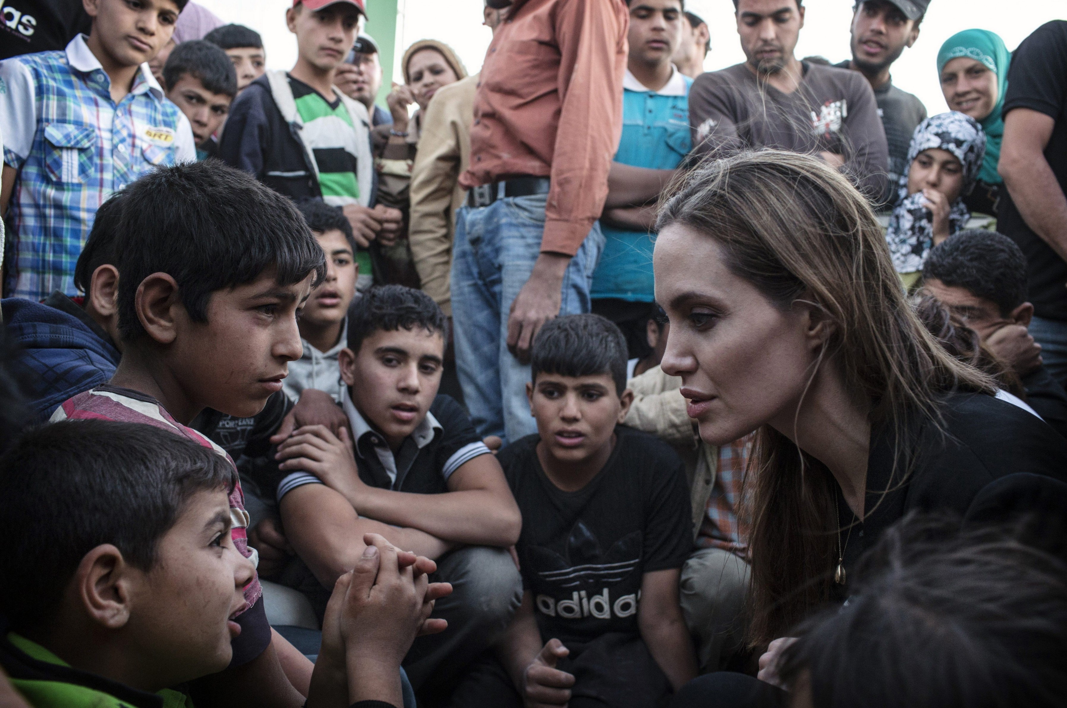 Страны доброй воли. Анджелина Джоли посол доброй воли. Angelina Jolie refugees. Анджелина Джоли в Камбодже с беженцами. Анджелина Джоли с беженцами.