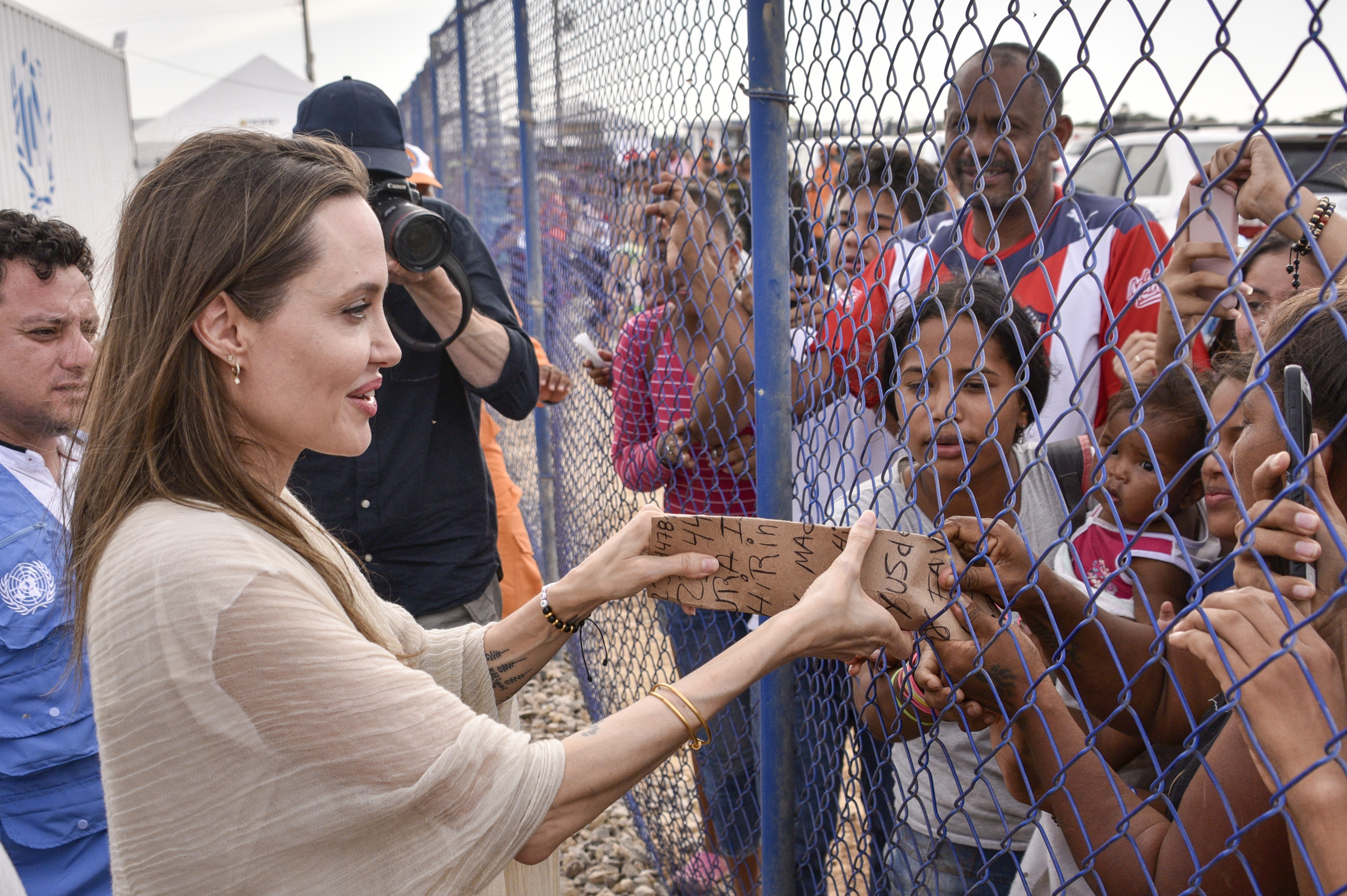 Доброй воли 4. Анджелина Джоли с беженцами. Анджелина Джоли в Камбодже с беженцами. Джоли посол доброй воли. Анджелина Джоли посол ООН.