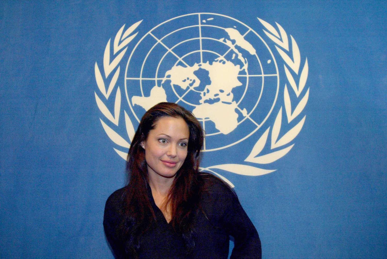 Девушка оон. ООН женщина с цветными волосами.