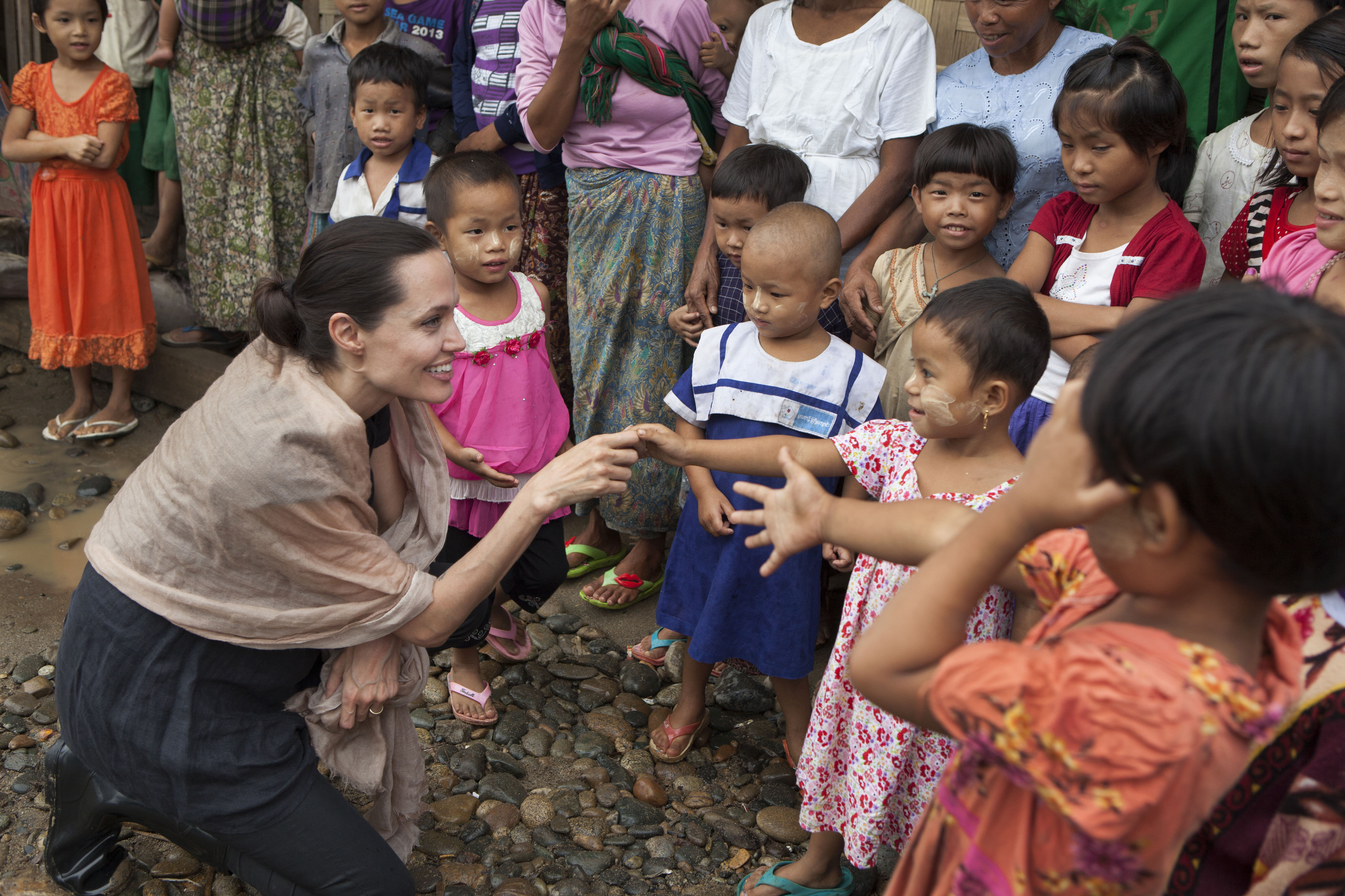 Сайты где помогают бедным. Анджелина Джоли посол доброй воли ООН. Послы доброй воли ЮНИСЕФ. Анджелина Джоли благотворительность. Анджелина Джоли в Африке.